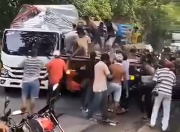 Decenas de pobladores del sector Juan Arias, en Magangué, Bolívar, saquearon un camión que transportaba electrodomésticos.