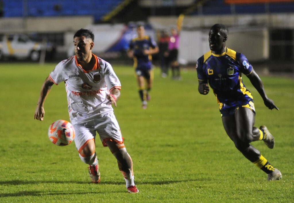 Delfín SC logró una victoria clave al derrotar 1-0 a Libertad en el estadio Reina del Cisne, en Loja.