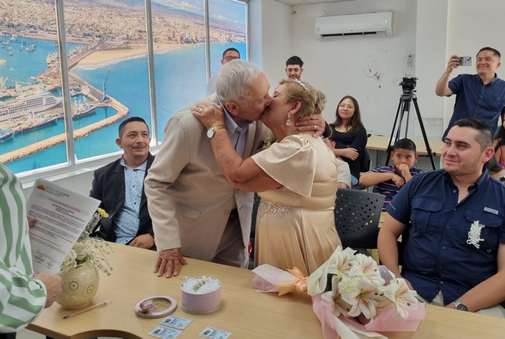 Dionicio Pazmiño y Silvia Díaz formalizan su relación después de más de medio siglo juntos.