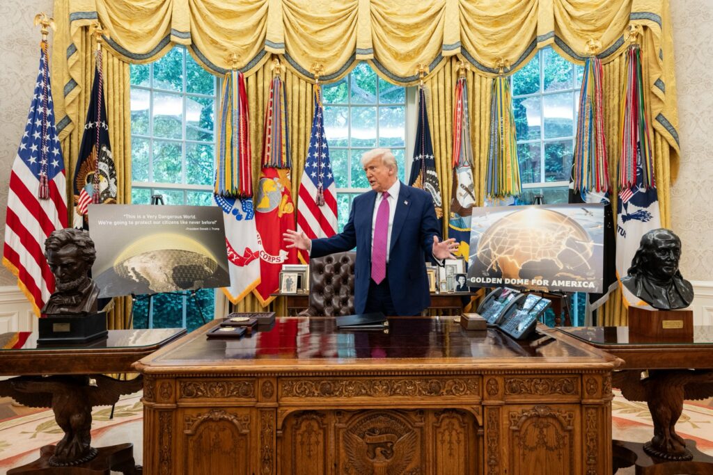 Donald Trump oficializa la construcción del sistema de defensa antimisiles “Domo Dorado” para proteger Estados Unidos