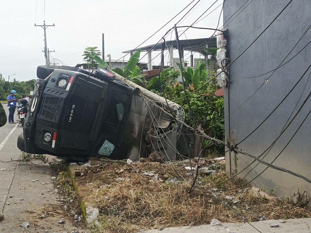 Dos militares heridos tras volcamiento de vehículo en la vía El Carmen - Pedernales