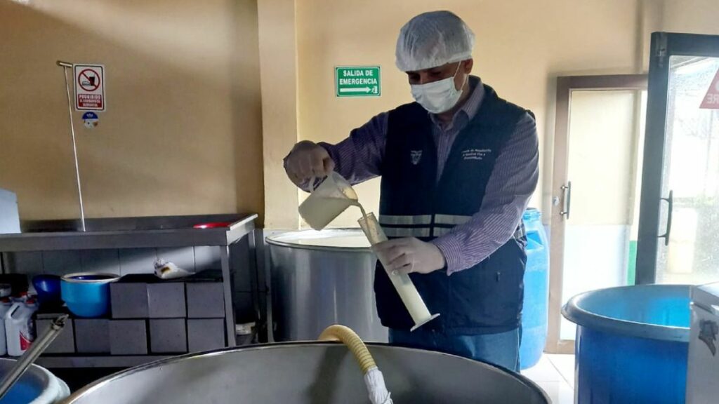 Ecuador exporta 19 mil litros de leche a El Salvador, este lote saldrá este miércoles desde un puerto de Guayaquil. (Agrocalidad).