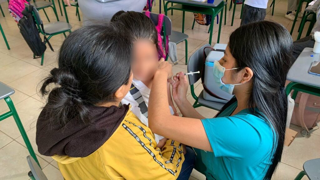 Ecuador refuerza inmunización infantil con vacunación masiva este 1 de junio por el Día del Niño