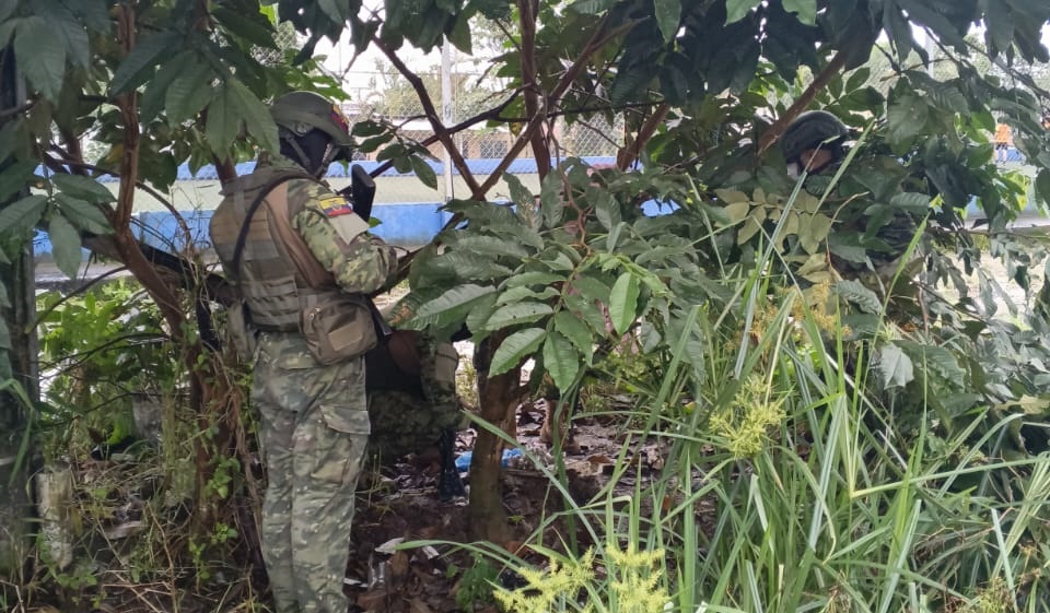 Ejército encuentra envoltorios con presunta droga junto aun colegio de Santo Domingo