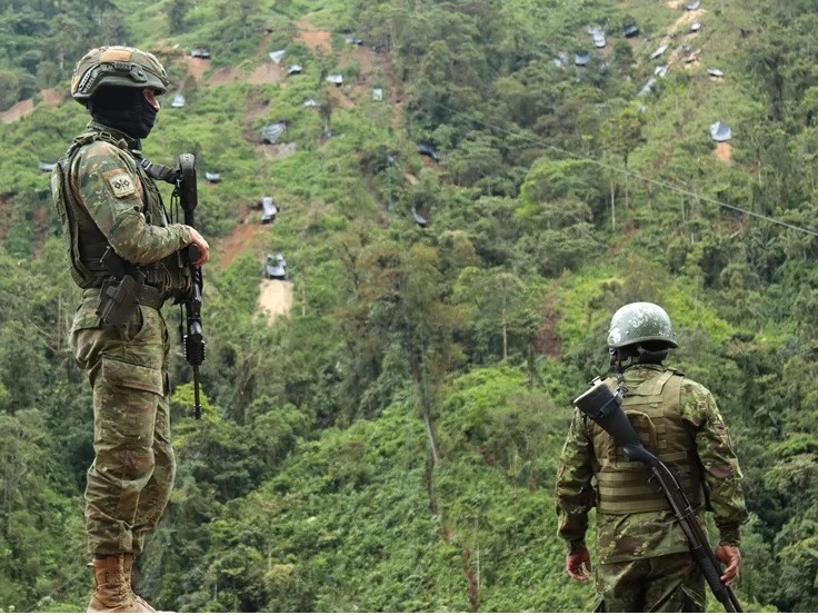 El Ejército ecuatoriano abrió dos frentes de investigación para determinar si una fuga de información permitió la emboscada que dejó once militares asesinados.