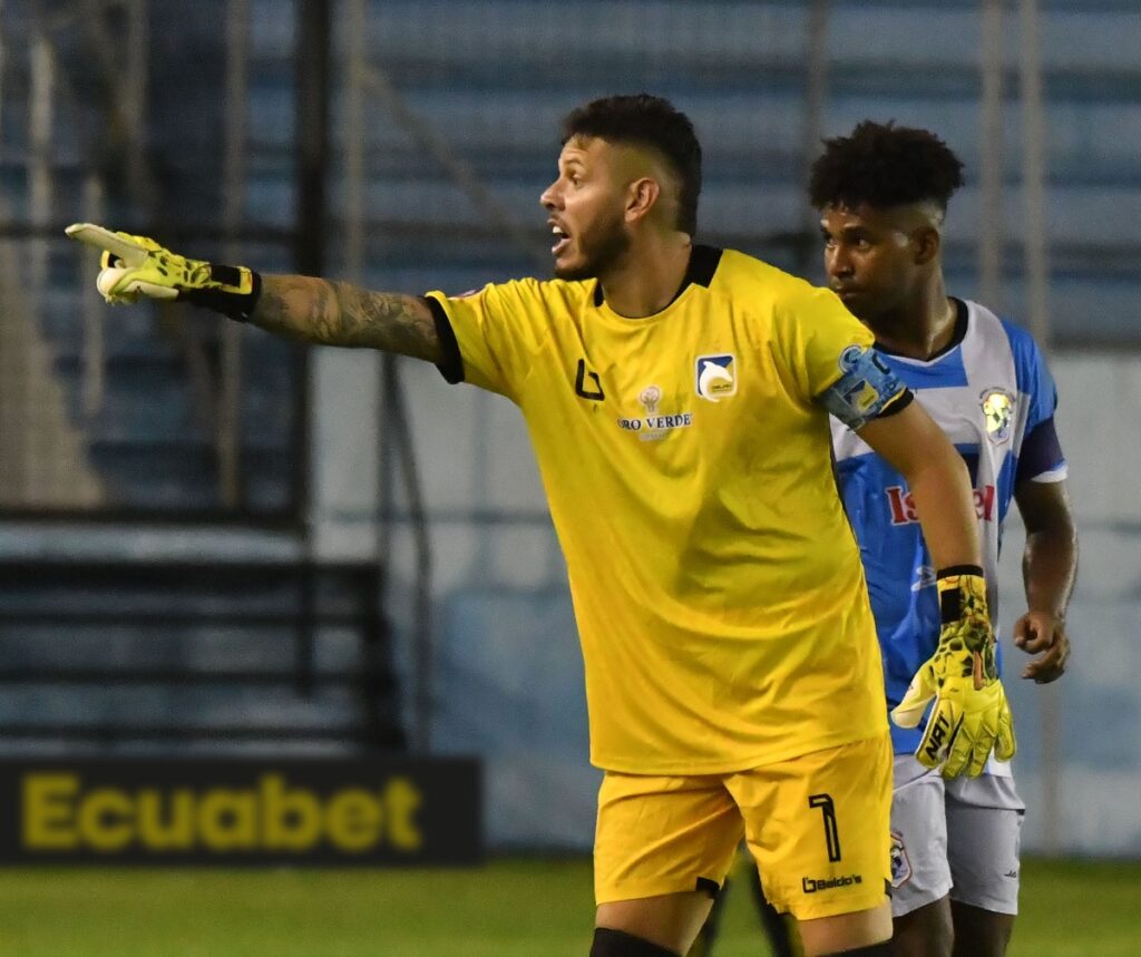 El arquero Brian Heras en un partido con Delfín en el estadio Jocay.