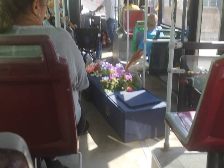 El ataúd con el cuerpo de una abuela llegó al cementerio a bordo de un bus de transporte de pasajeros.