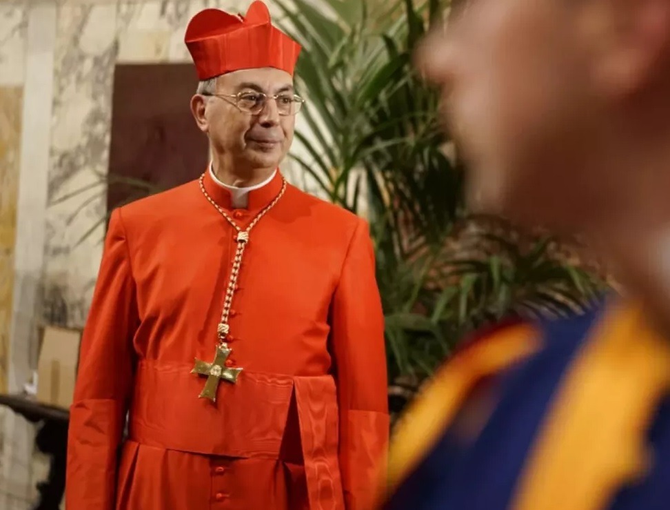 El cardenal Dominique Mamberti, un experimentado diplomático vaticano de 73 años, será quien anuncie al mundo el nombre del nuevo papa.
