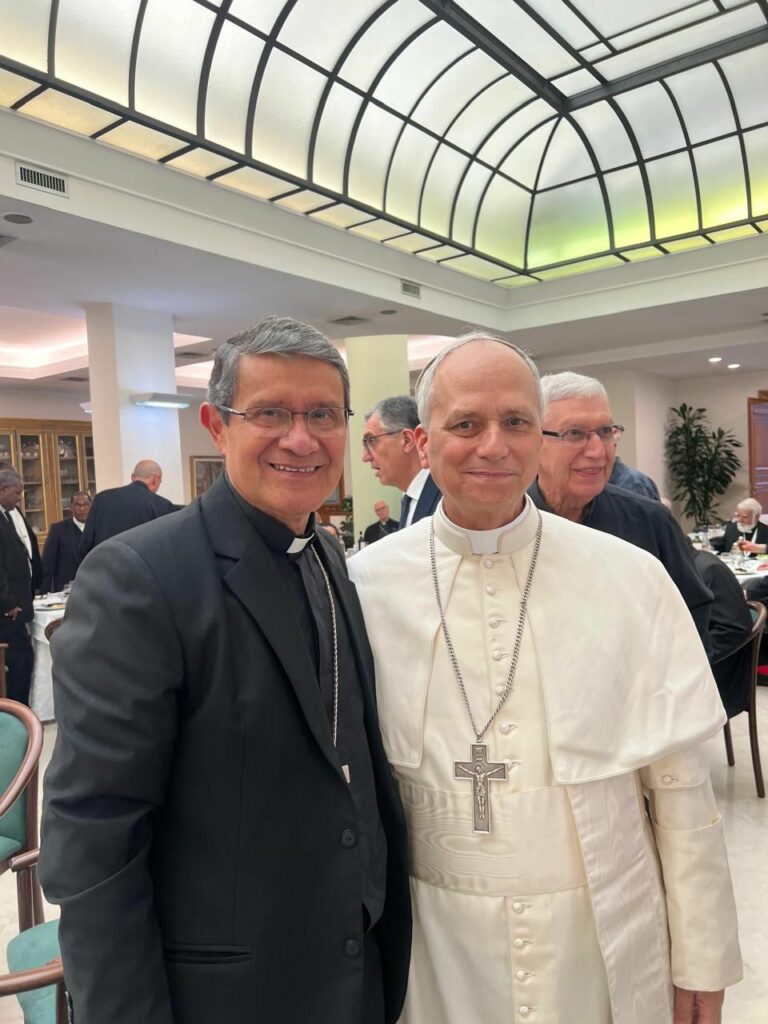 El cardenal Luis Cabrera celebra la elección del papa León XIV y destaca su humildad