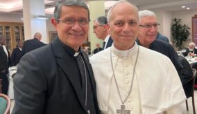 El cardenal Luis Cabrera celebra la elección del papa León XIV y destaca su humildad