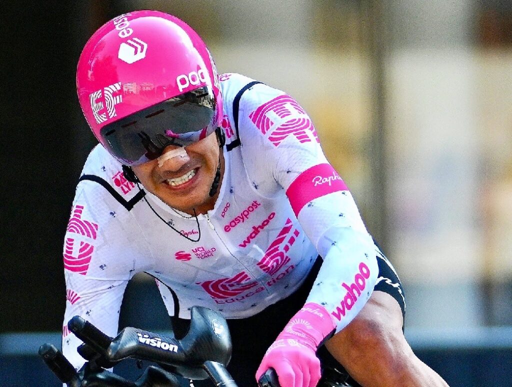El ciclista ecuatoriano Richard Carapaz descendió de la cuarta a la novena posición en la clasificación general del Giro de Italia 2025.