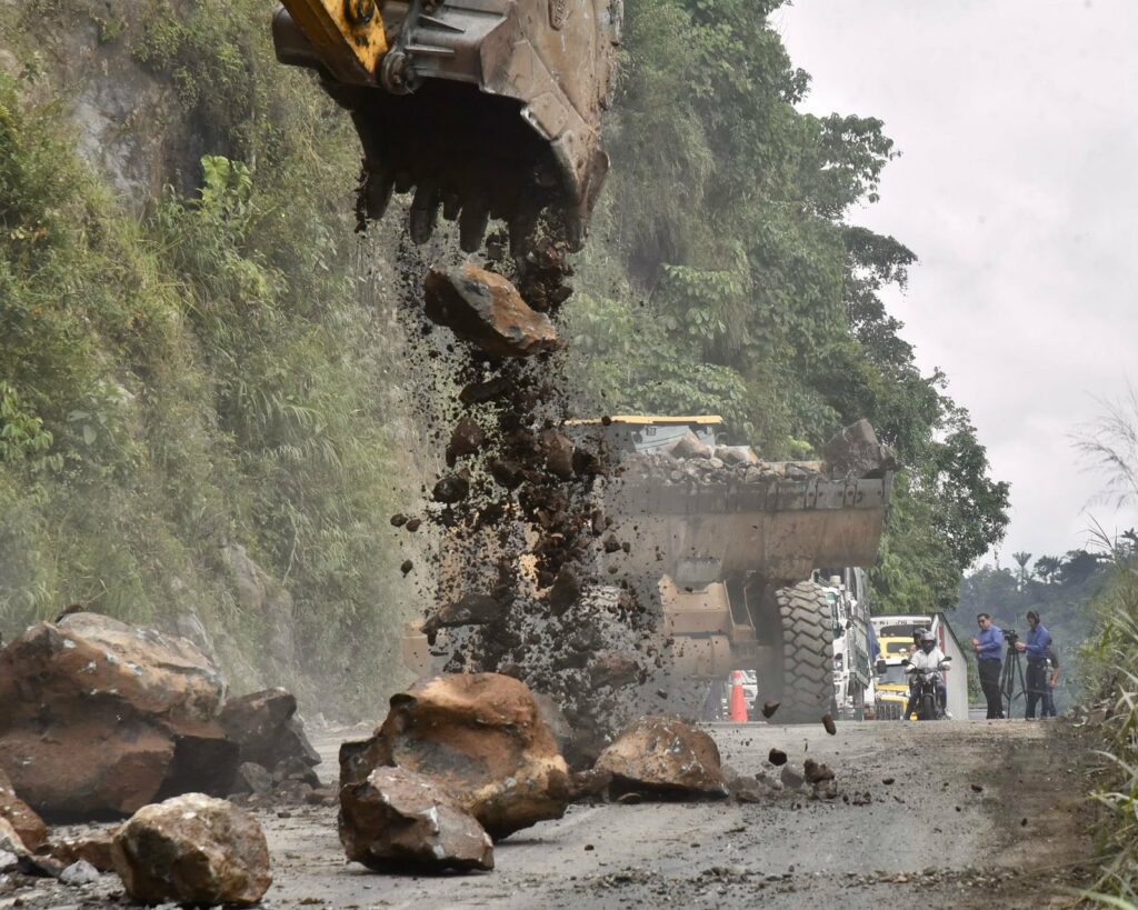 El cierre del kilómetro 83 fue postergado por la Prefectura de Santo Domingo para evitar afectaciones al transporte pesado.