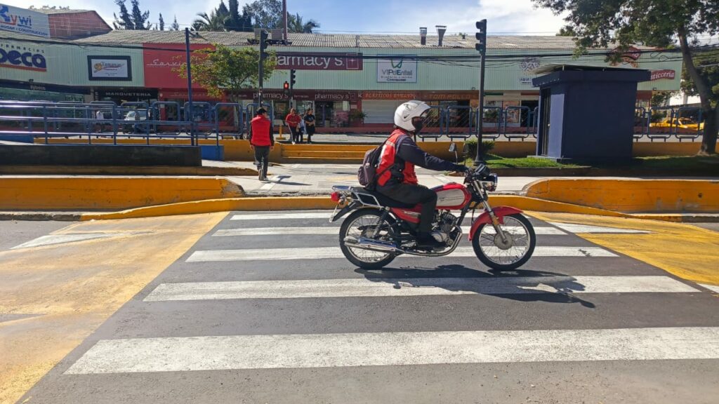 El corredor peatonal de la 6 de Diciembre alcanza el 50 % de avance