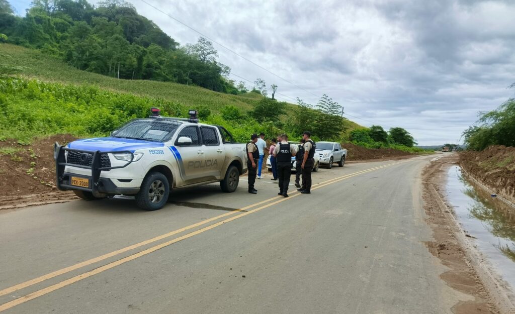 El cuerpo de un hombre sin identificar fue hallado a un costado de la carretera