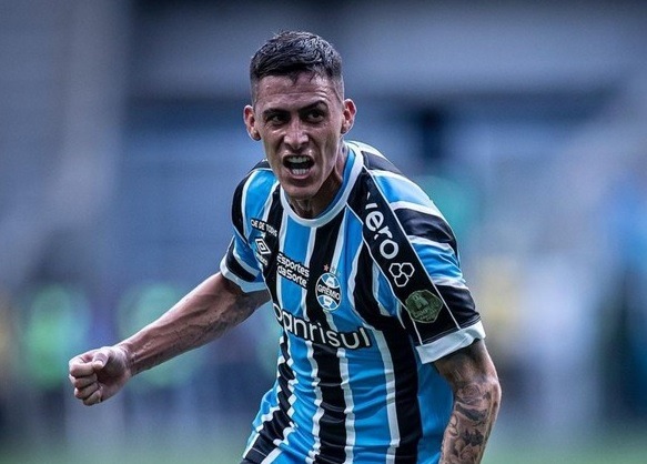 El delantero argentino Cristian Pavón, jugador del Gremio, fue denunciado por la Policía de Brasil tras un altercado con uno de sus agentes.