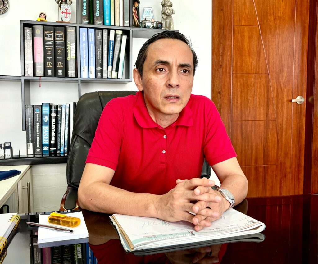 El doctor Francisco Moncayo, cirujano plástico certificado, promueve una cultura de responsabilidad médica en Santo Domingo.