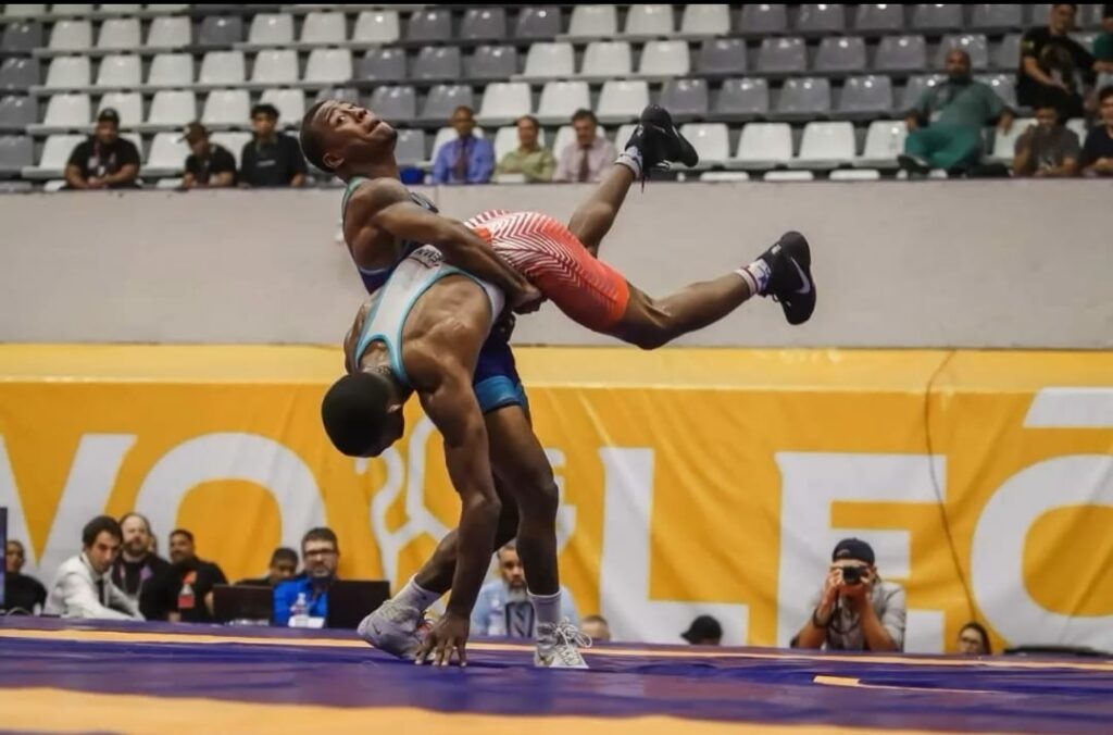 El ecuatoriano Jeremy Peralta en uno de los combates del Panamericano de Lucha