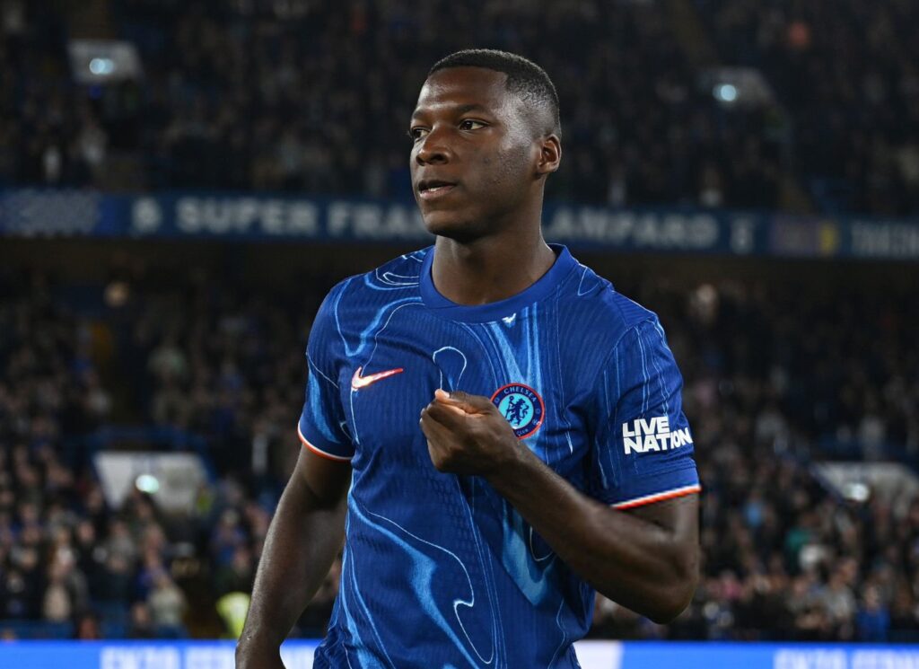 El ecuatoriano Moisés Caicedo fue elegido como el jugador del año del Chelsea - copia
