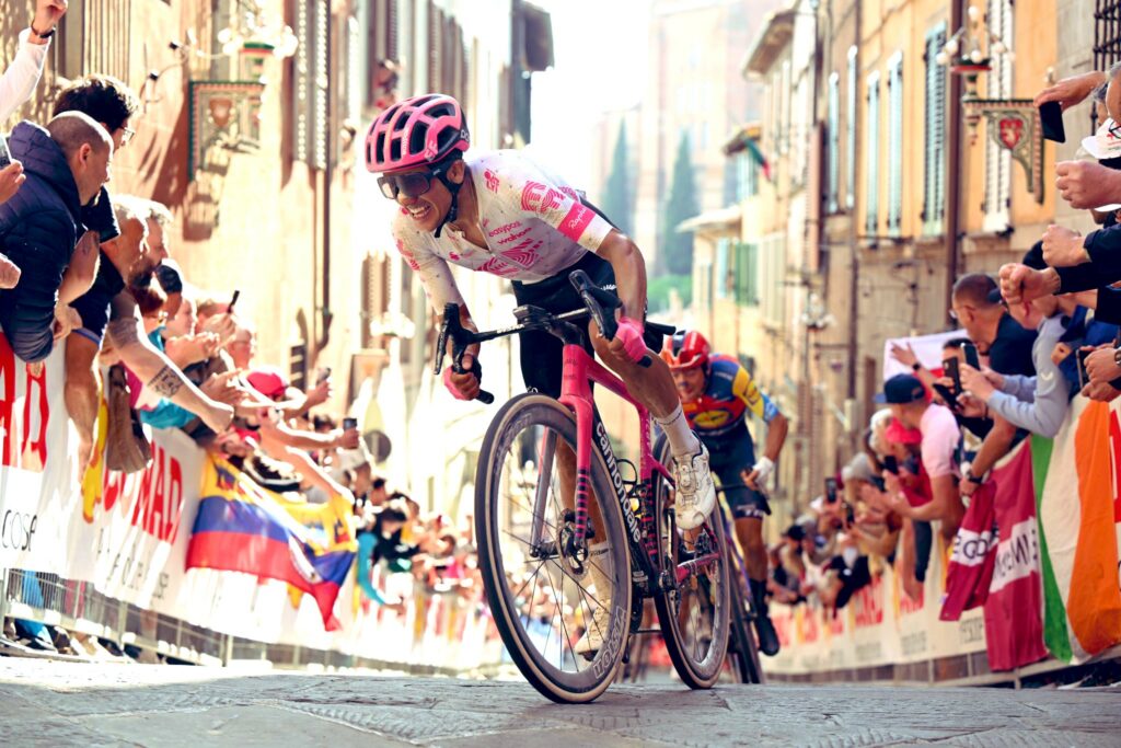 El ecuatoriano Richard Carapaz sube al cuarto puesto de la tabla general del Giro de Italia