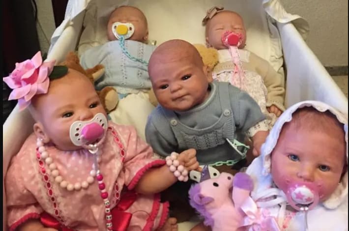 El fenómeno de los bebés hiperrealistas divide opiniones en Brasil.