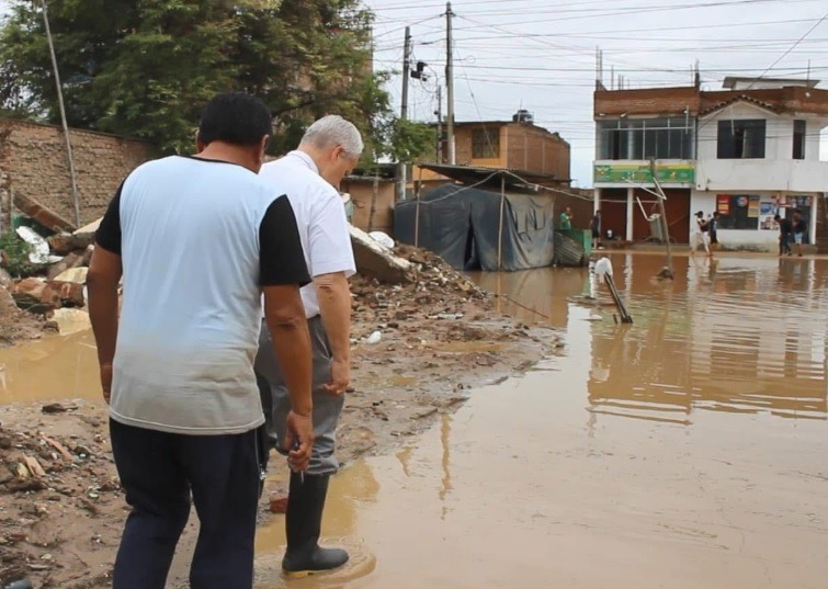 El papa León XIV cuando era Obispo de Chiclayo recorriendo zonas inundadas de Perú