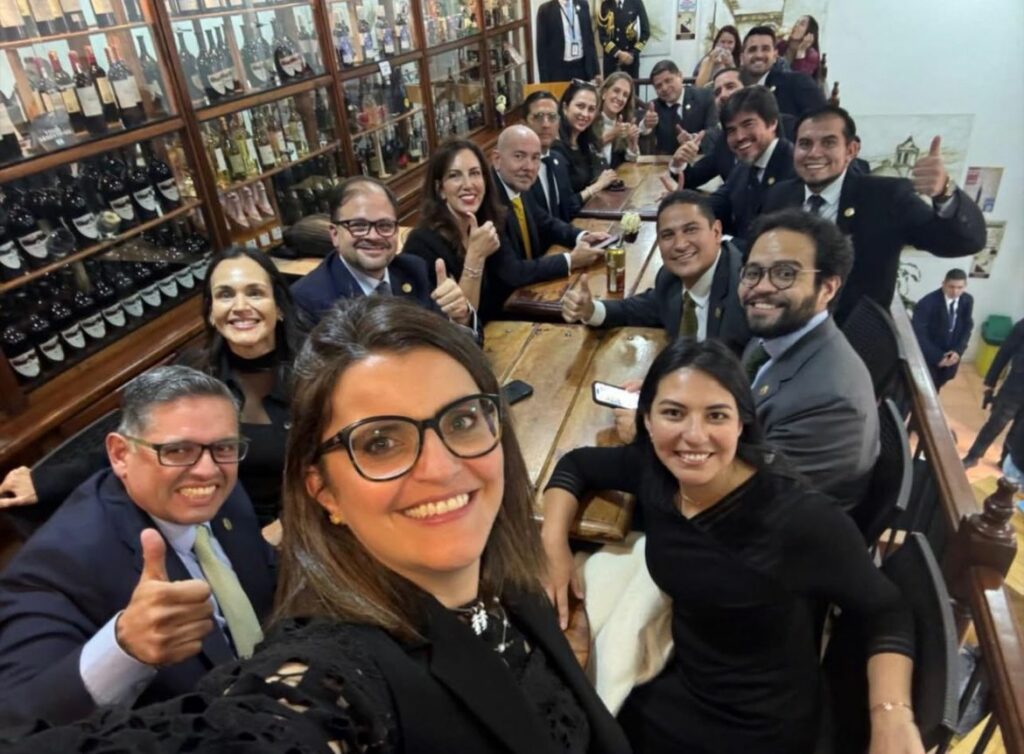 El presidente Daniel Noboa ratifica a 18 ministros para su gabinete; solo hay dos nuevos
