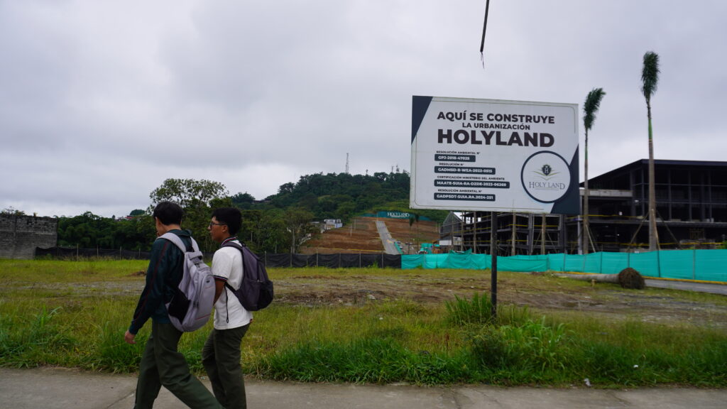 El proyecto Holyland se expande en las faldas del cerro Bombolí, generando debate sobre urbanismo y derechos de la naturaleza.