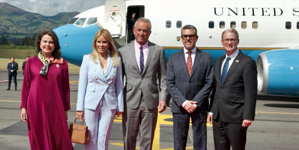 El secretario de Salud de Estados Unidos, Robert F. Kennedy Jr. estuvo en el país para la posesión presidencial de Daniel Noboa. FOTO: Cancillería de Ecuador.