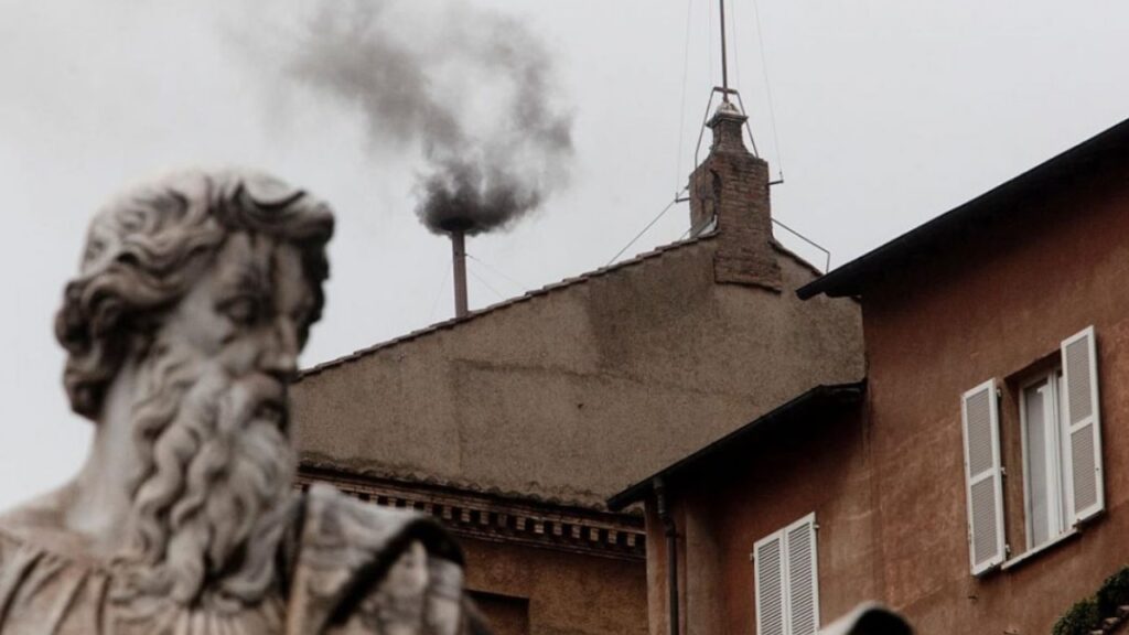 El secreto del humo en el Cónclave del Vaticano ¿Cómo logran la fumata negra y blanca