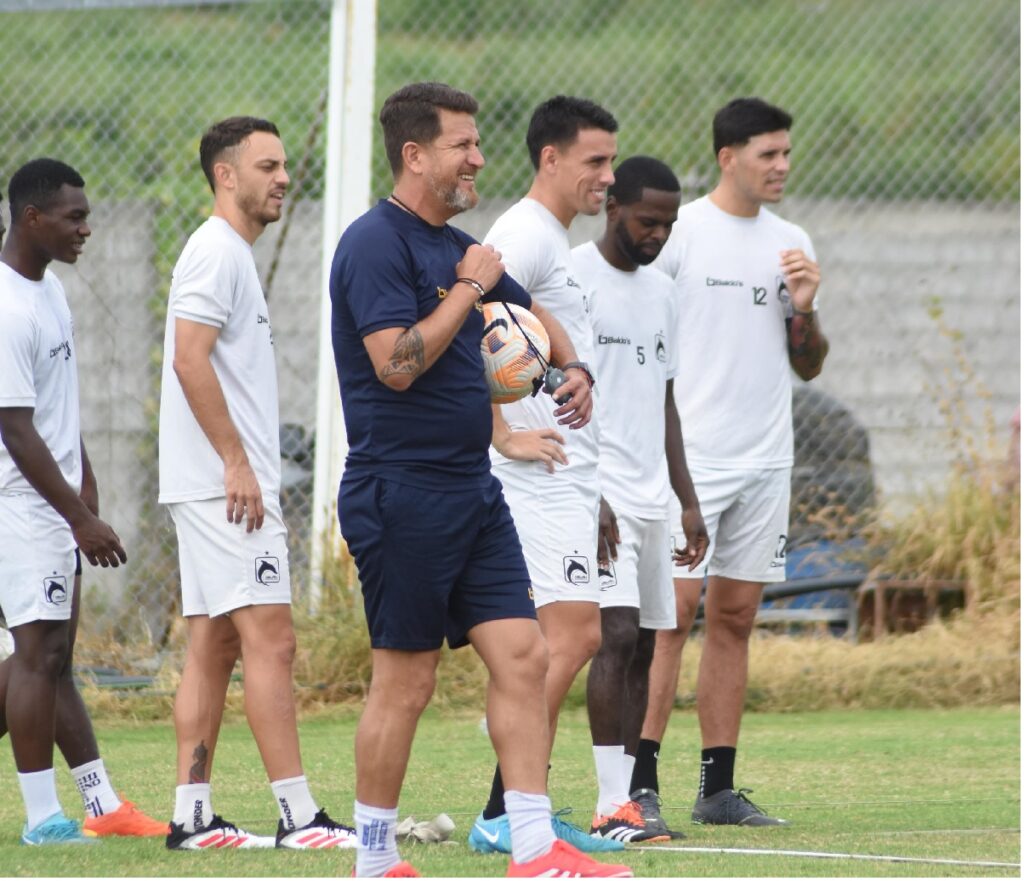 El técnico Patricio Urrutia en un entrenamiento con la plantilla de Delfín SC.