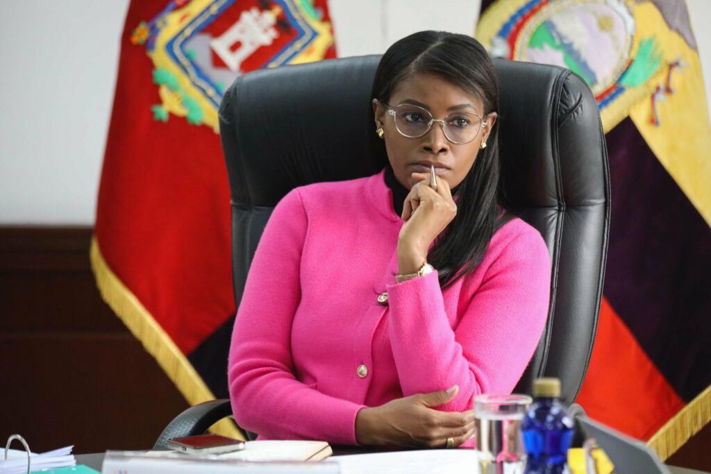 Elogios y críticas tras la renuncia de Diana Salazar a la fiscalía de Ecuador