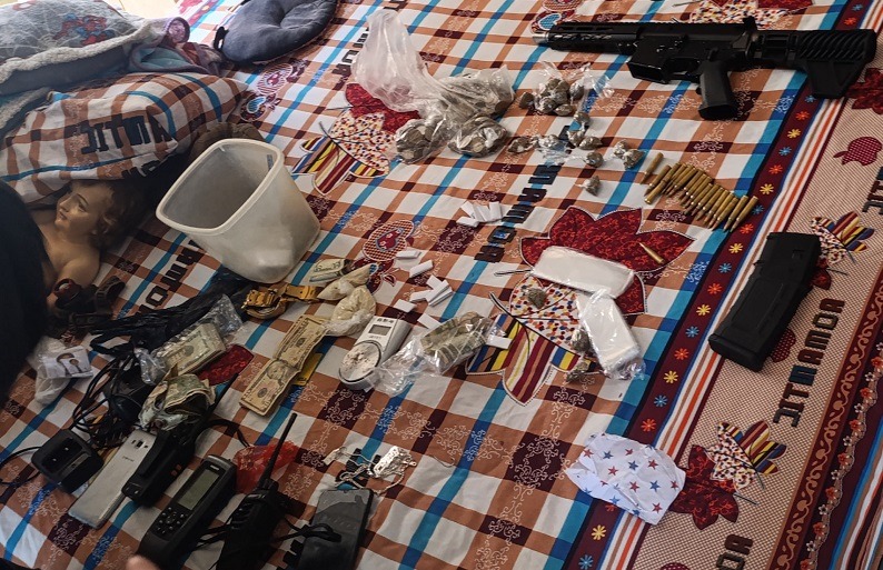 En un operativo conjunto, en la parroquia Cojimíes, de Pedernales se decomisaron armas, droga, combustible y un fusil.