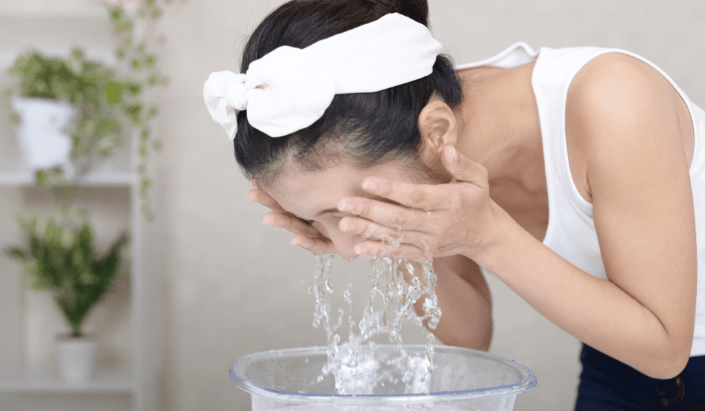Especialista advierte sobre riesgos y beneficios de sumergir el rostro en agua con hielo
