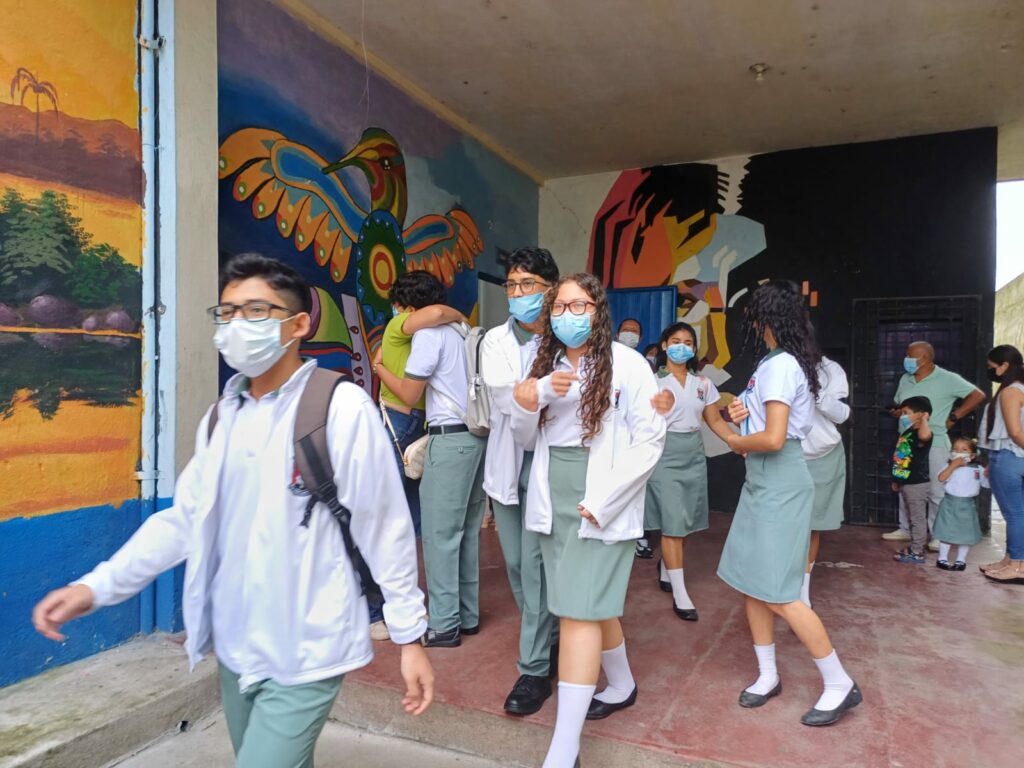 Estudiantes retornan a las aulas en Santo Domingo bajo medidas por tosferina