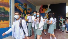 Estudiantes retornan a las aulas en Santo Domingo bajo medidas por tosferina