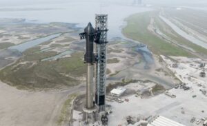 El vehículo Starship de SpaceX se encuentra completamente apilado en las instalaciones de Starbase de la compañía en el sur de Texas en abril de 2023.