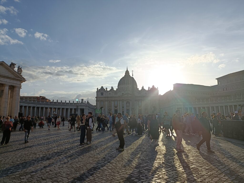 Cónclave 2025: miles de personas se congregan en Roma por un acontecimiento histórico