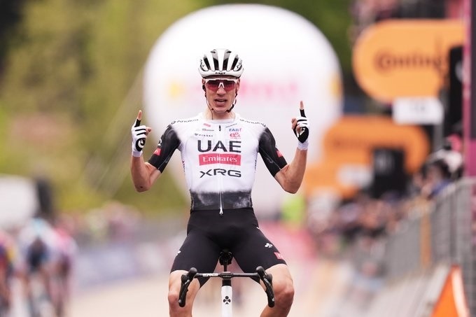 El español Juan Ayuso conquista la alta montaña y se acerca al liderato del Giro