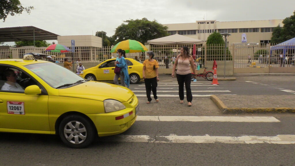 Falta de control vial pone en peligro a peatones en Hospital del Seguro, en Portoviejo