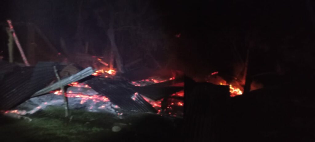 Familia lo pierde todo en incendio nocturno en El Carmen: piden ayuda urgente