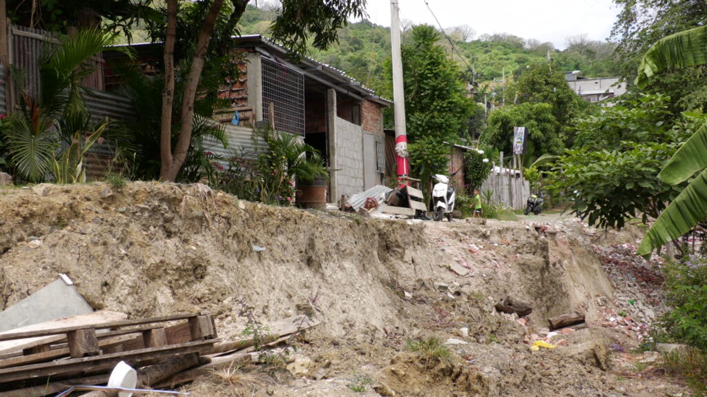 Familias de Libertad 2 en Portoviejo se resisten a evacuar pese al riesgo de deslizamiento