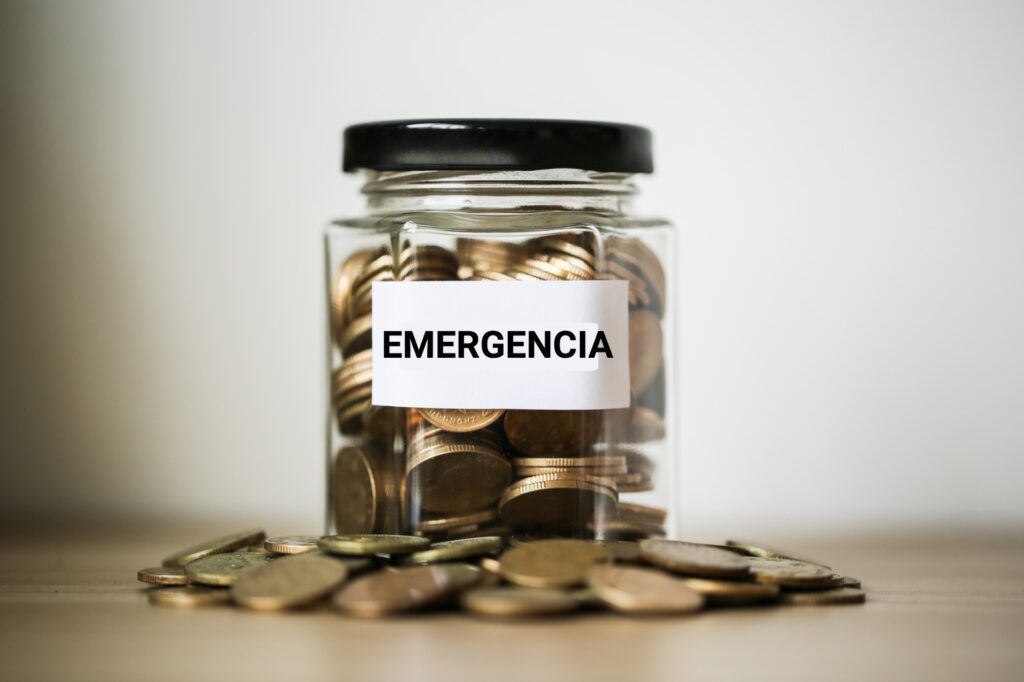 Hacer un fondo de emergencia es uno de los primeros pasos que puede tomar para comenzar a ahorrar.
