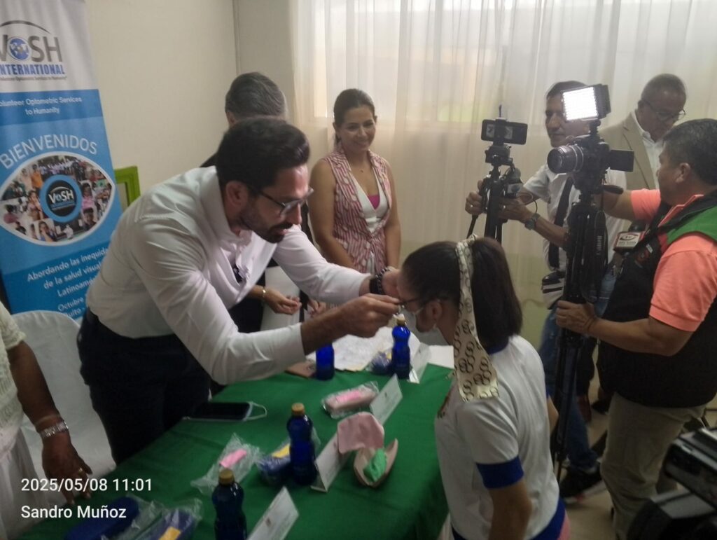 Fundaciones Vosh, San Jorge y la UTM entregan 10 pares de lentes a niños vulnerables