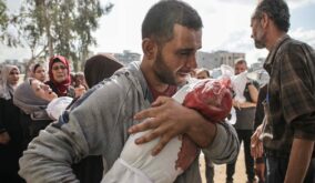Familiares lloran ante los cuerpos de los niños muertos por un ataque israelí. (Anadolu/Getty Images)