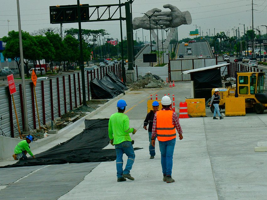 El segundo paso elevado de la Avenida Las Américas cuenta con cuatro carriles para el flujo sur-norte.