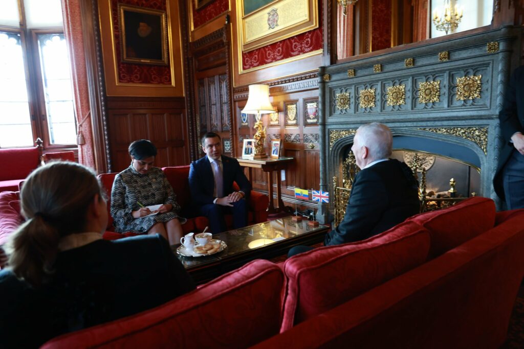 Ecuador y Reino Unido dialogan sobre democracia y legislación en visita oficial de Noboa