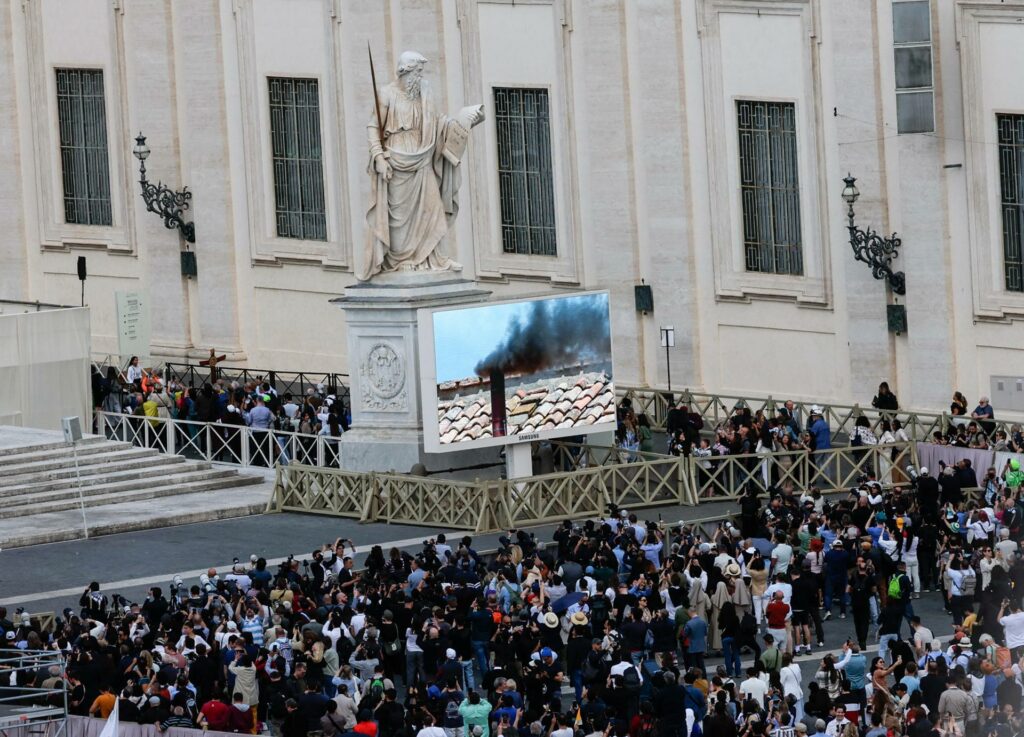 El Vaticano emite segunda fumata negra: aún sin elección de Pontífice