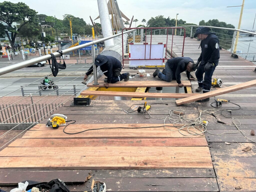 Estas labores, ejecutadas en el Malecón del Salado, buscan garantizar un paso seguro para los miles de transeúntes diarios.