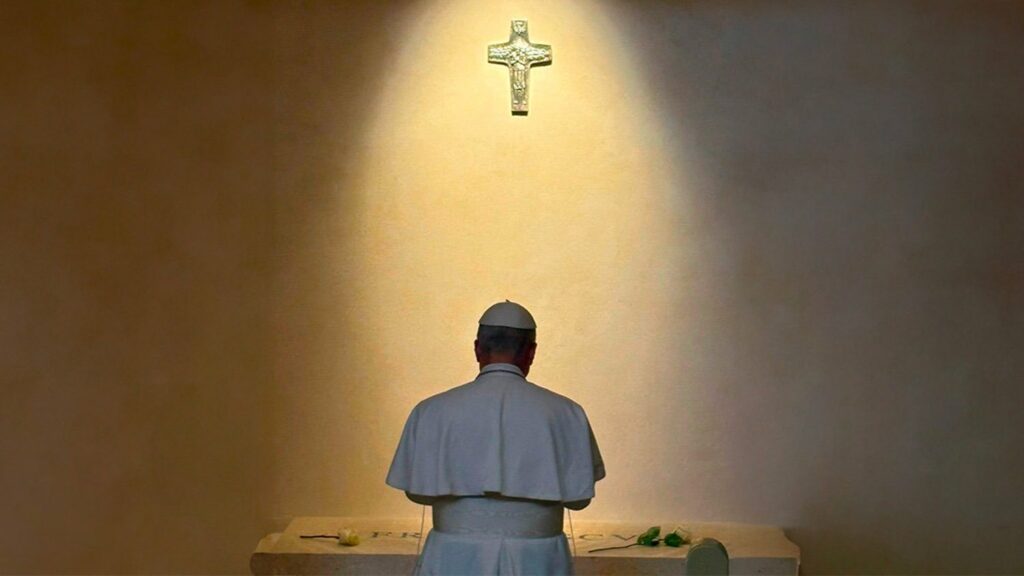 Papa León XIV ora ante la tumba de Francisco en Santa María la Mayor