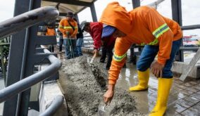El paso peatonal de la Avenida 25 de Julio tiene 53 metros de largo, conecta con la parada de la Metrovía y facilita el acceso al hospital.